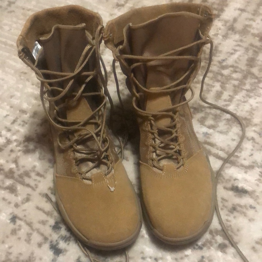 *New* Nike Air zoom boots mens.